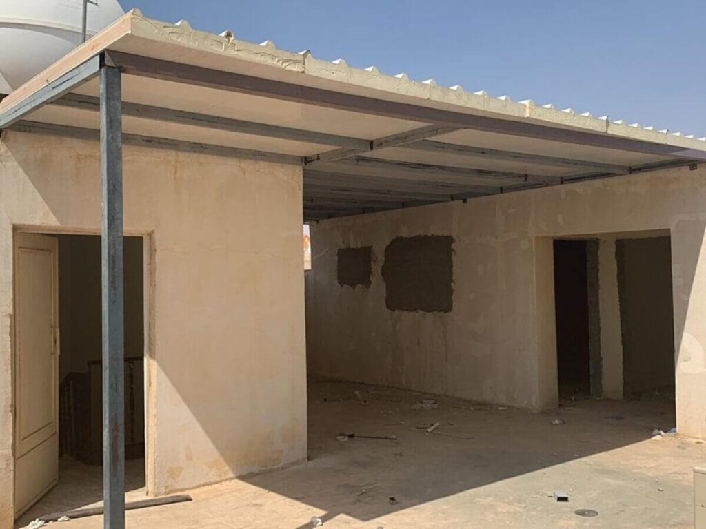 مؤسسة فهد المملكة للمظلات والسواتر لتركيب أسقف الساندوتش بانل العازل حراري في الدمام